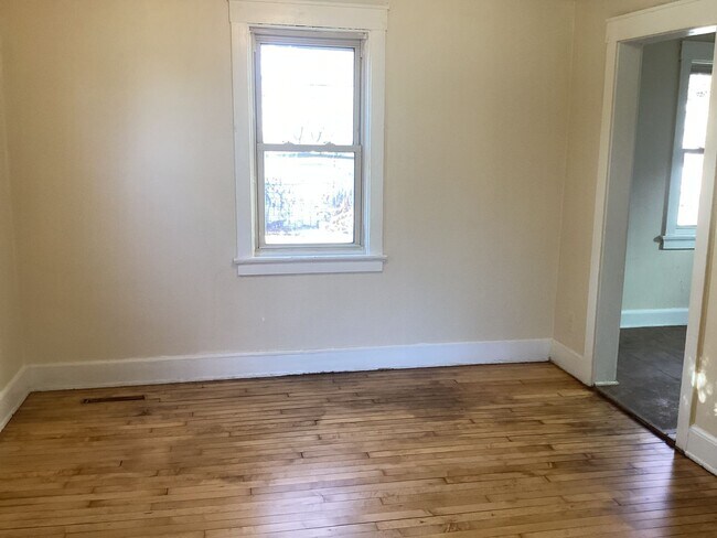Building Photo - 3 Bedroom Single Family Home