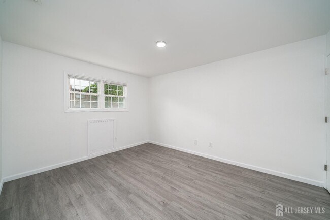 Building Photo - 392 College Dr