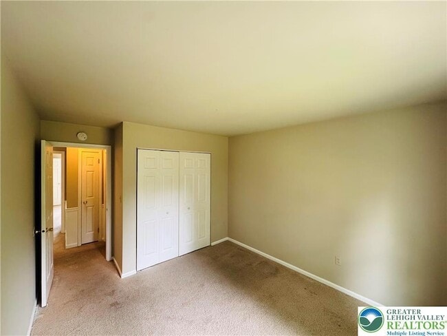 Building Photo - 102 Quaker Dr