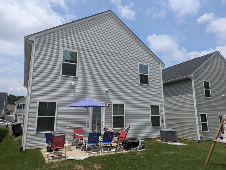 Building Photo - Room in House on Skipjack Ln