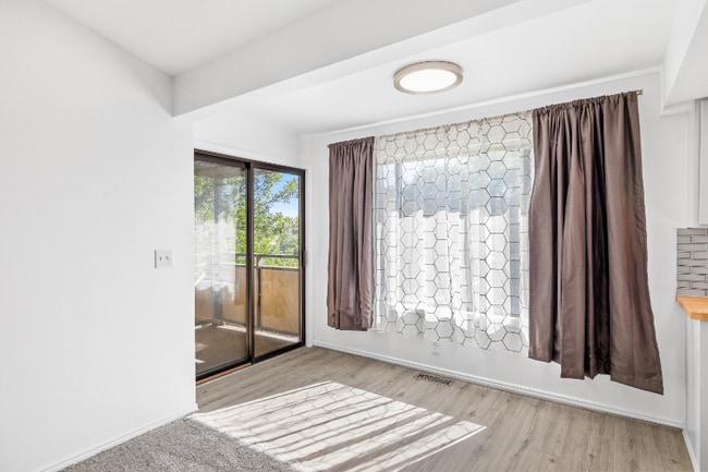 Building Photo - 355 Elm St N