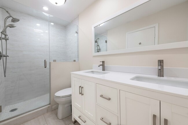 Building Photo - 532 N Rossmore Ave
