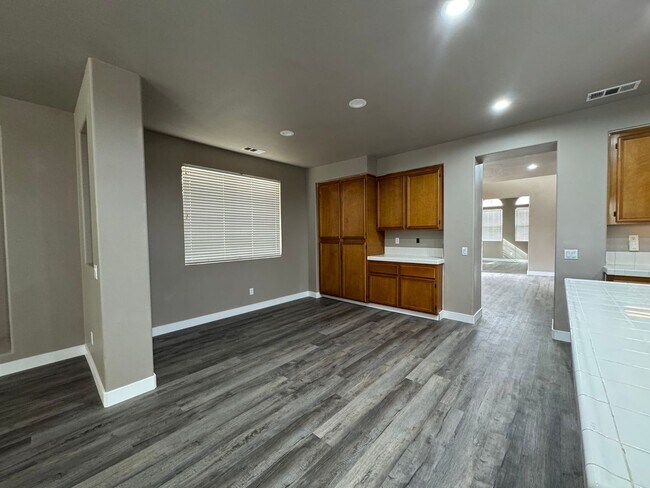 Building Photo - 5 Bedroom 3.5 Bathroom Home in Willowalk Community