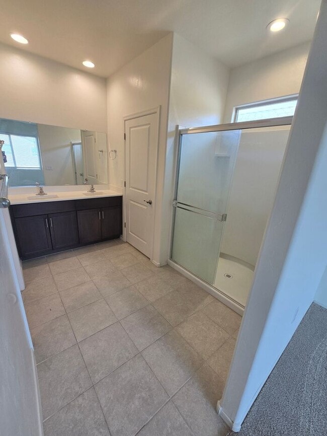 Building Photo - Freshly updated 3 bedroom/ 2 bath Home