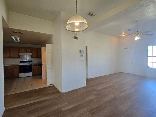 Building Photo - AVAILABLE NOW!