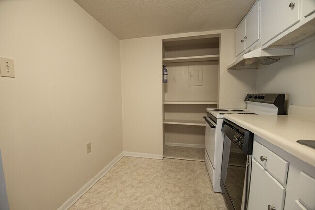 Building Photo - Charming Condo Living in the Heart of Chapel Hill!