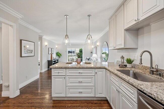 Building Photo - Beautiful 3 Bedroom 2 Bathroom Single Fami...