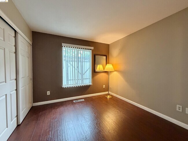 Building Photo - 7 Goldmeadow Ct