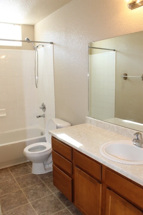 Building Photo - $1742 | 2BR/2BA | Lovely Townhome with a P...