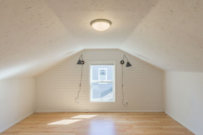 Building Photo - 3Bd/1Ba Seattle House