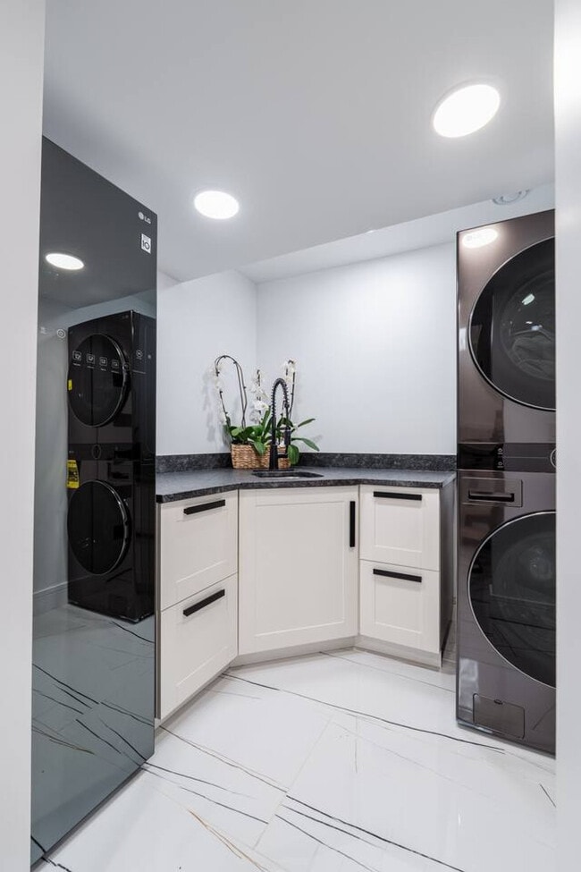 Building Photo - 4016 Eaton Dr