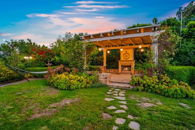 Building Photo - PRIVATE AND TRANQUIL COMPLETELY RENOVATED ...