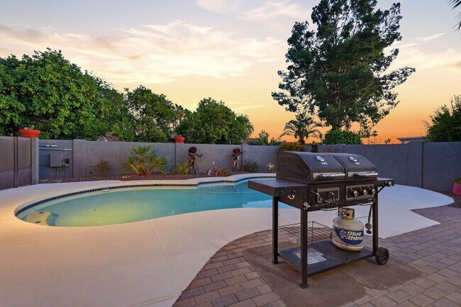 Building Photo - 4 Bed Home in Scottsdale Quarter!!