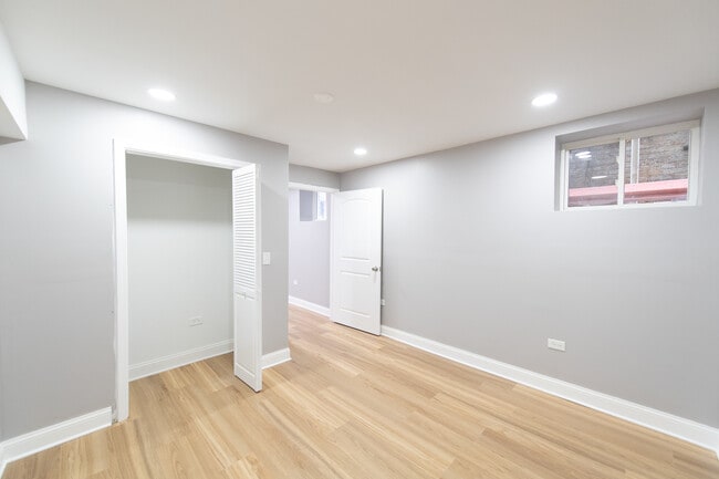 Building Photo - 1028 W Oakdale Ave