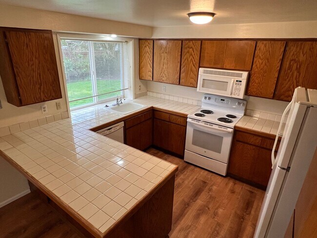 Building Photo - 3 Bedroom, 2 Bathroom in N. Coburg Rd Area