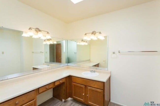 Building Photo - 1009 W Poe St