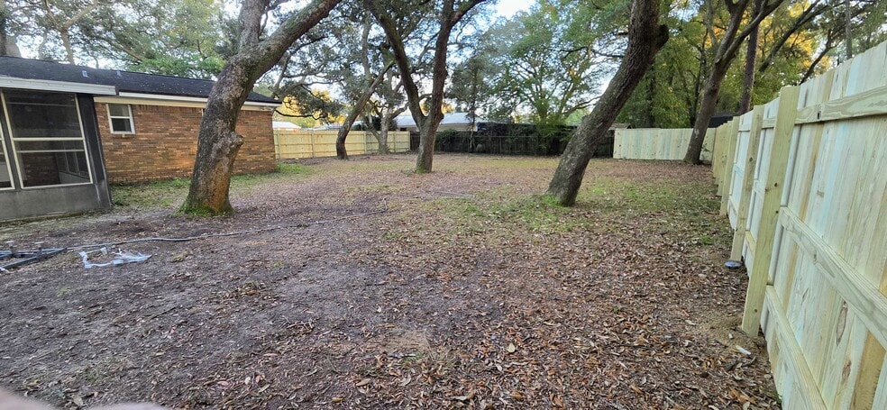 Large backyard with new fence - 3075 Patricia Dr