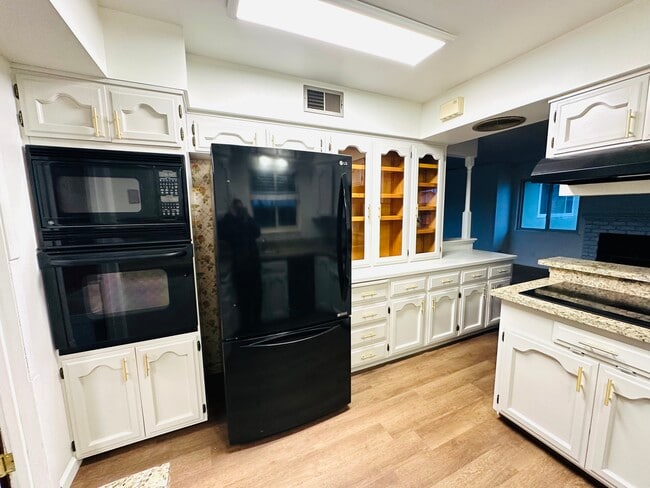 Building Photo - 533 Rall Ave