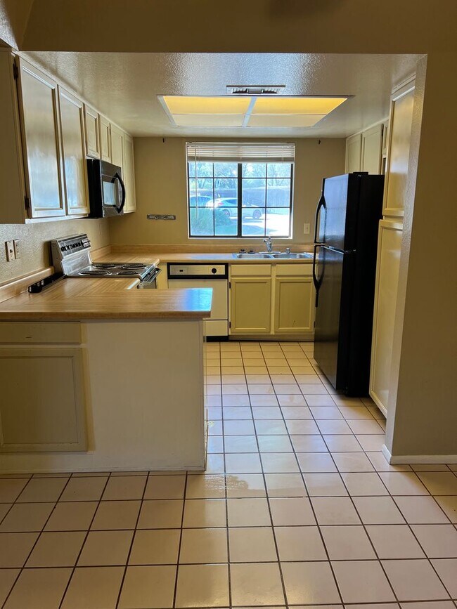 Building Photo - 2 bedroom condo in papago park village