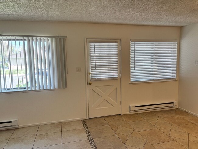 Building Photo - ONLY $1,500 PER MONTH FOR THIS SUPER CUTE , SPACIOUS 2 BEDROOM / 1 BATHROOM CONDO CENTRALLY LOCAT...