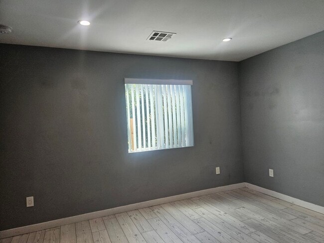 Building Photo - 32(839)
