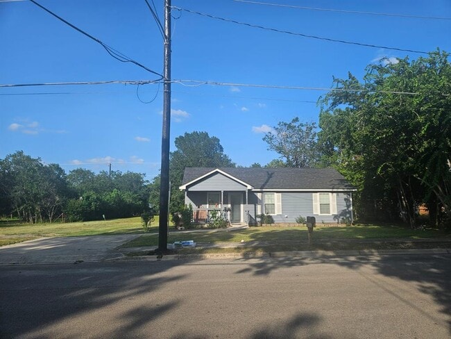 Building Photo - 606 Trinity St
