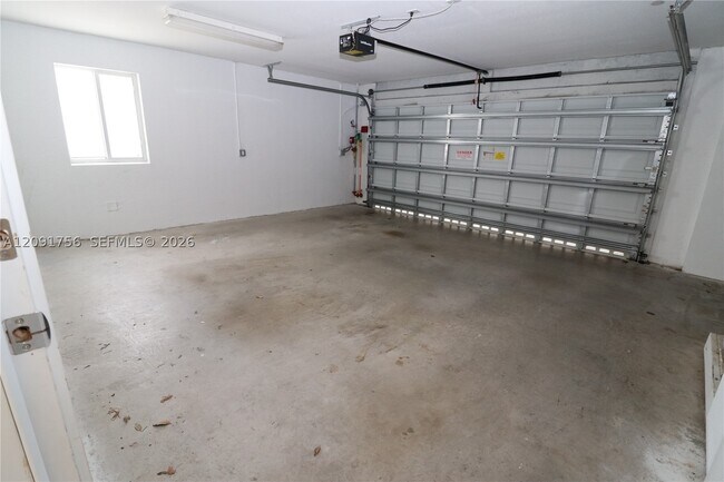 Building Photo - 605 NE 28th St