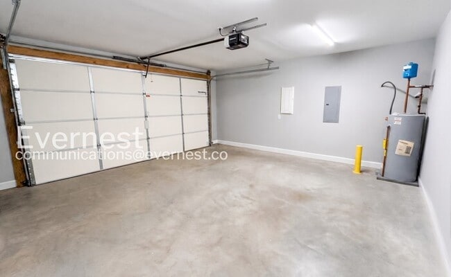 Building Photo - 3 Bed, 2 Bath Home with Garage / Pet-Friendly / Available Now!