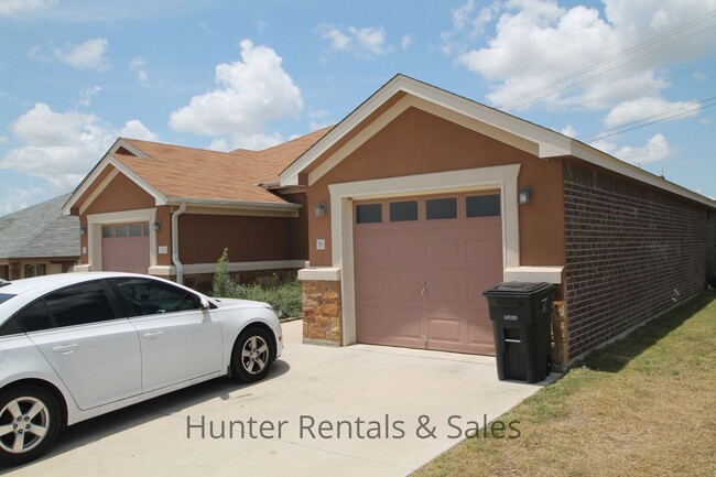 Building Photo - Luxury Duplex!
