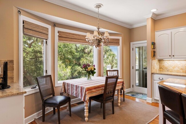 Building Photo - 16 Fairway Village Ln