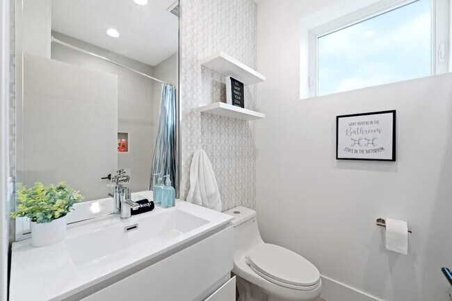 Building Photo - 2110 W Washington Blvd