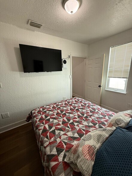 Building Photo - 670 NW Treemont Ave