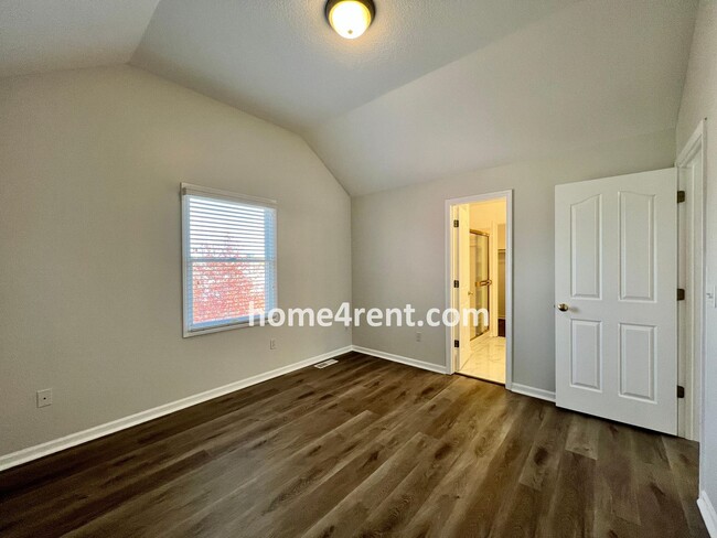 Building Photo - Beautiful Overland Park w/ Wood Floors Thr...