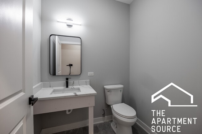 Building Photo - 5416 W Belmont Ave