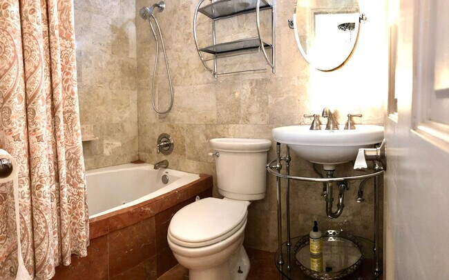 Building Photo - 4028 Beach Dr SW