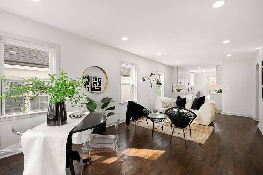 Building Photo - 822 E 72nd St