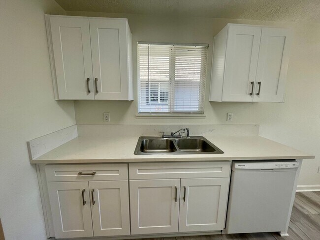 Building Photo - Spacious 2 Bed 1.5 Bath Apartment in Gresham - Newly Renovated w/ Washer & Dryer!