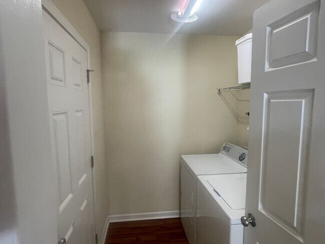 Building Photo - September 2nd - This 2 Bedroom 1 Bath Dupl...
