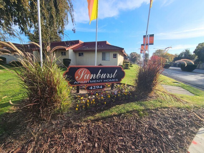 Building Photo - Sunburst Apartments