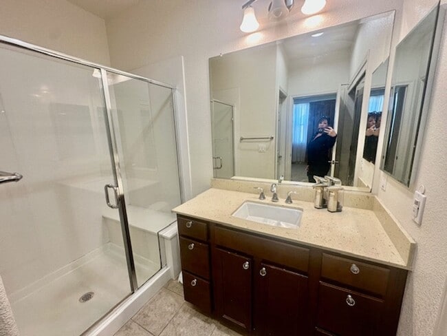 Building Photo - Modern Beautiful Townhome with Great Schoo...