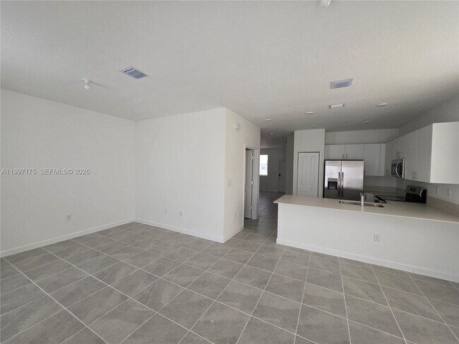 Building Photo - 2739 SE 25th Ave