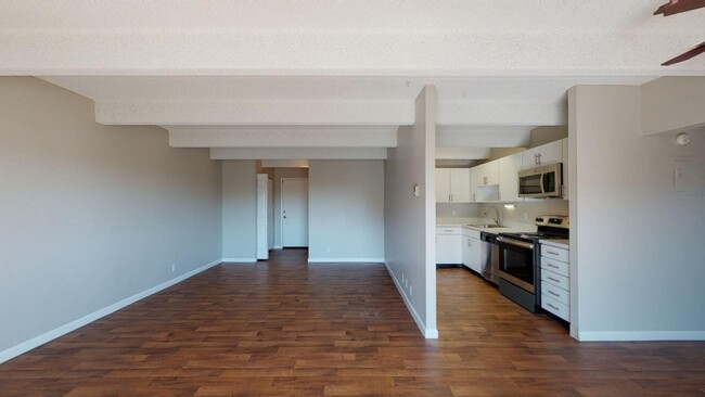 Spacious living and kitchen area - 878 S Dexter