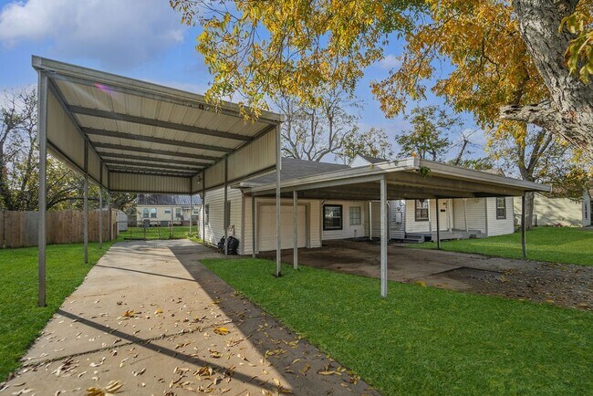 Building Photo - 214 E 1st St