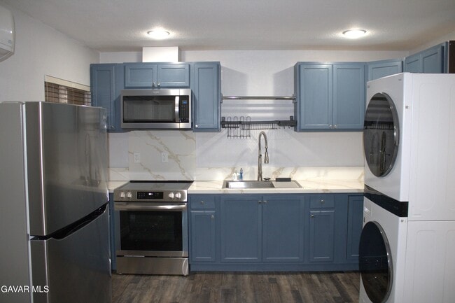 Building Photo - 3324 W Ave J 10