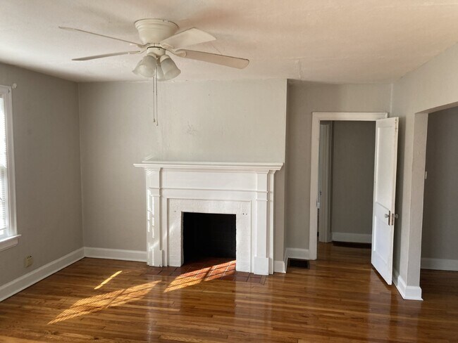 Building Photo - Quaint Home Available NOW