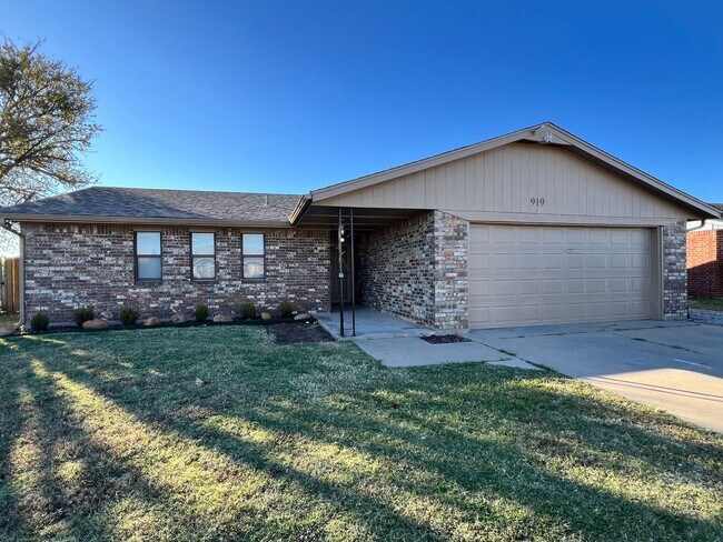 Primary Photo - 919 SW 60th- AVAILABLE NOW!!