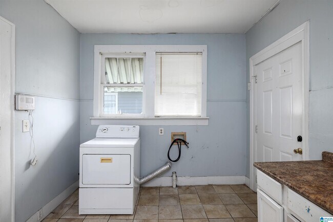 Building Photo - 2518 Ave J