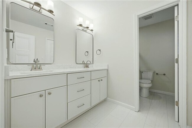 Building Photo - 1390 Tennis Ct Pl