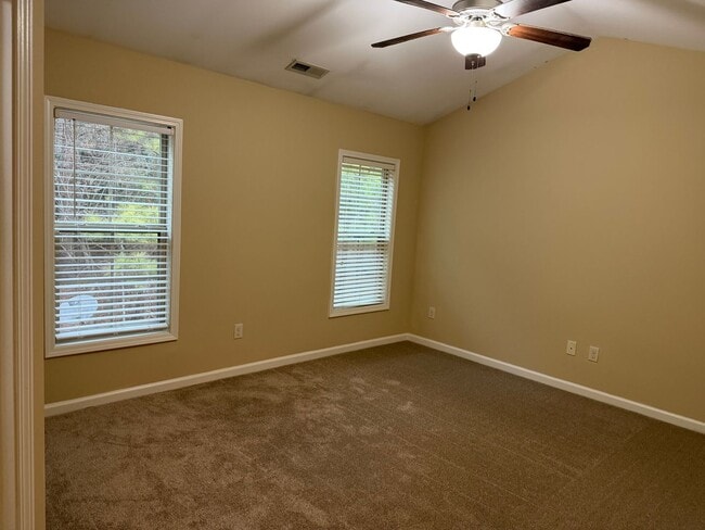 Building Photo - 2026 Highland Village Dr