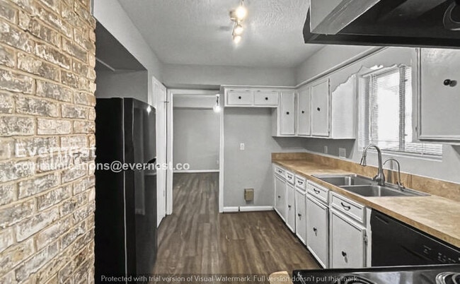 Building Photo - 4 Bed/2.5 Bath Home with Detached Garage / Pet-Friendly / Available  Now!